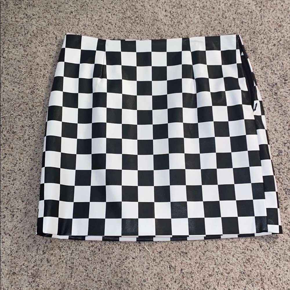 i’m selling this adorable checkered skirt!!!